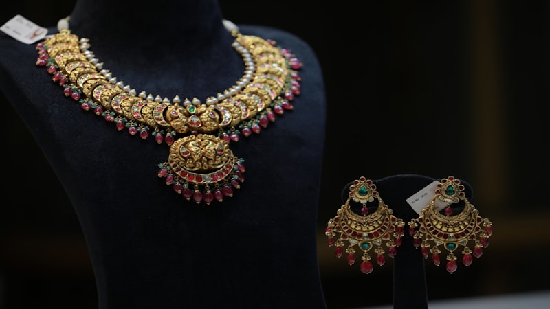 18k gold necklace displayed on a dark bust